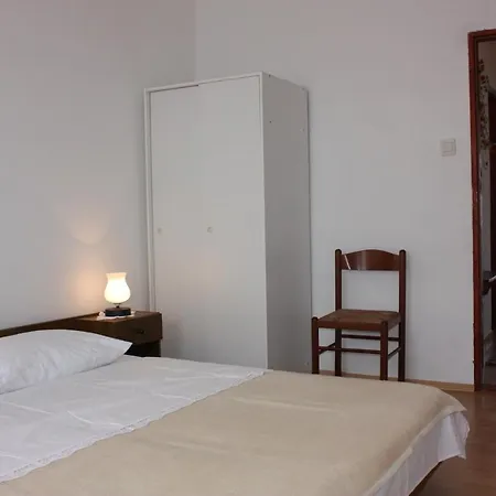 E&m Apartment Pag Town